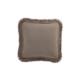 Détail du coussin J-Line en coton taupe montrant les franges