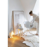 Ensemble de tabourets blanc dans un salon moderne