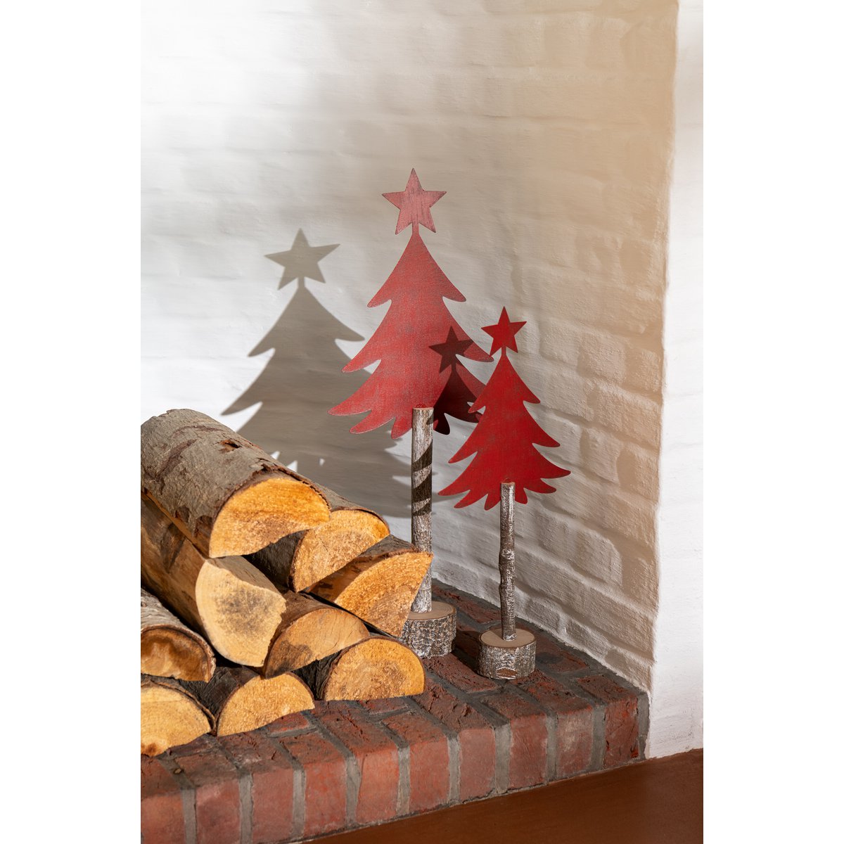 Ambiance festive avec le sapin de Noël J-Line sur une table décorée.