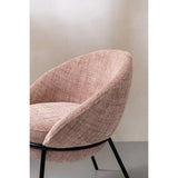 Chaise J-Line dans un environnement lumineux, accent sur le rose clair