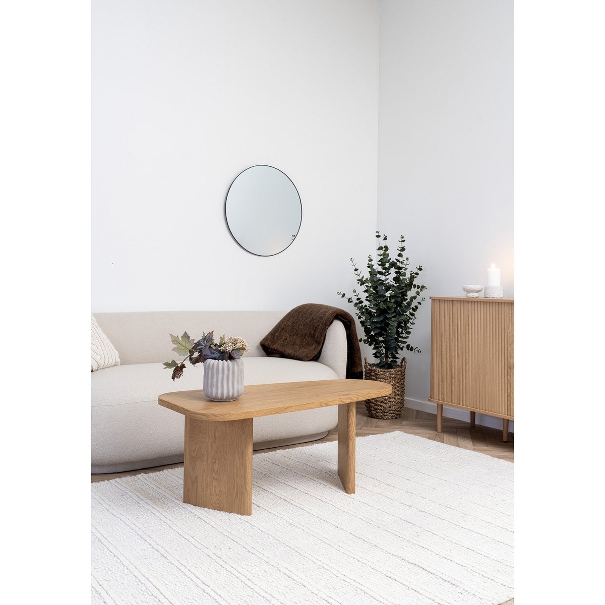 Table basse Melo intégrée dans un salon moderne avec décoration minimaliste.