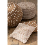 Coussin Lines Outdoor J-Line, détail du motif marron et blanc