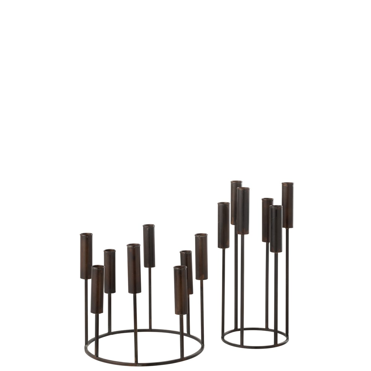Bougeoirs en métal noir, parfaits pour une ambiance chaleureuse.