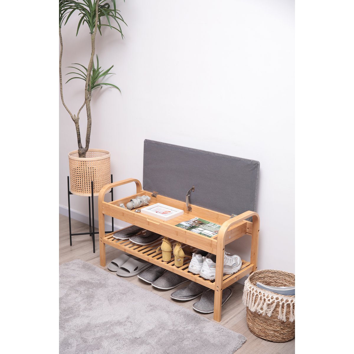 Banc à chaussures en situation dans une entrée moderne
