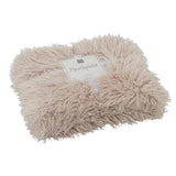 Couverture J-Line Moutie beige, mise en scène dans un salon moderne.