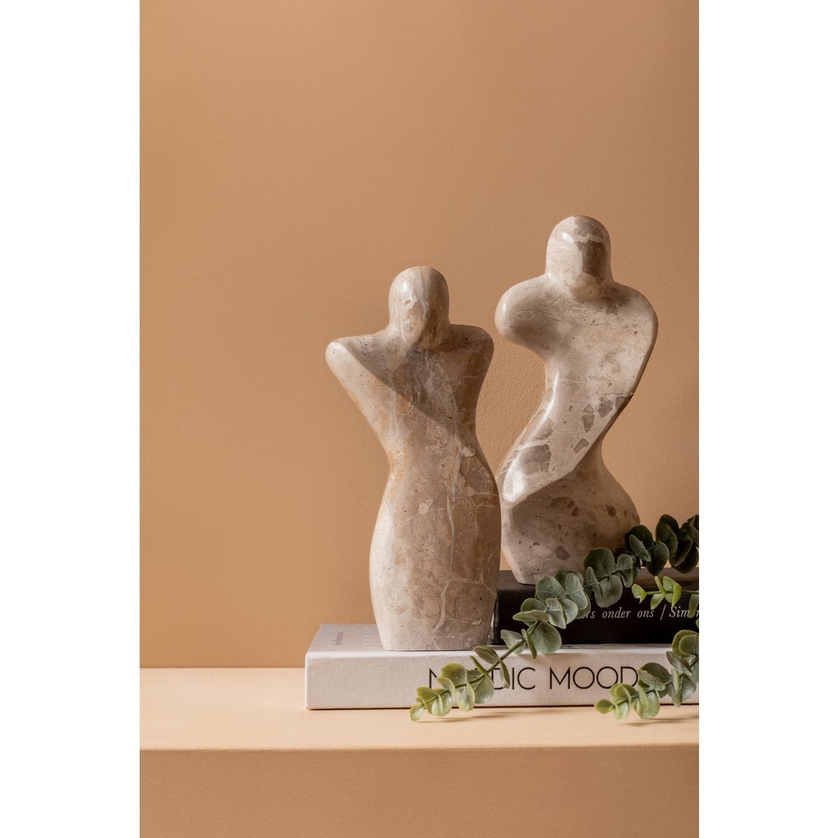 Statue mâle abstrait en marbre dans un salon moderne