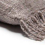 Housse de coussin Oh My Gee en gris perle, mise en scène dans un intérieur élégant