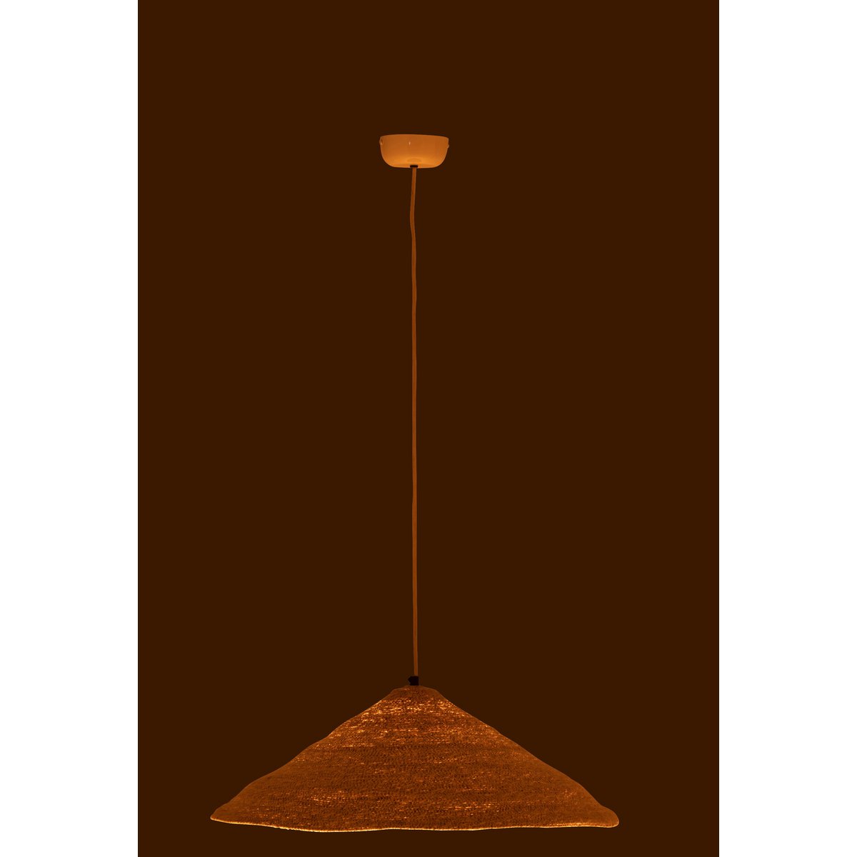 Lampe Hat Moonj suspendue dans un salon élégant