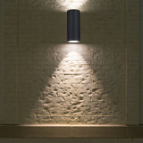 La lampe murale extérieure "Alecto" mesure 6,8 x 8,8 cm et mesure 15,5 cm de haut. Il se compose d'un plastique de haute qualité avec une surface légèrement structurée qui semble peinte. Timeless Black rend la lampe universellement utilisable.