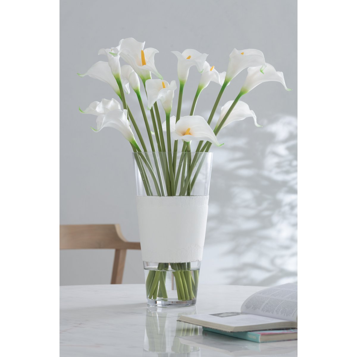 Détail des fleurs Calla Lily en plastique blanc de J-Line
