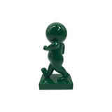 Statue Amigo Marchant en polyresine verte, profil gauche sur fond blanc