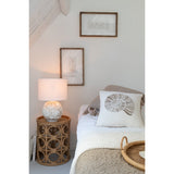 Table d'appoint Epicéa dans un salon moderne, ajoutant une touche scandinave.