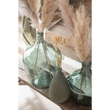 Vase carafe en verre vert J-Line, en situation sur une table