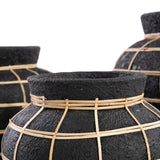 Vase Belly en terre cuite, mise en scène extérieure