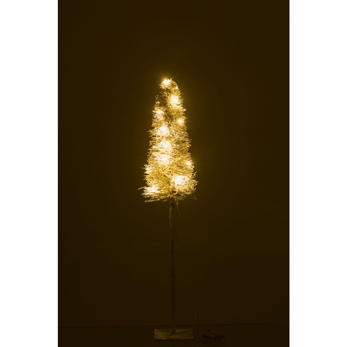 Vue rapprochée du sapin J-Line montrant les détails en rotin