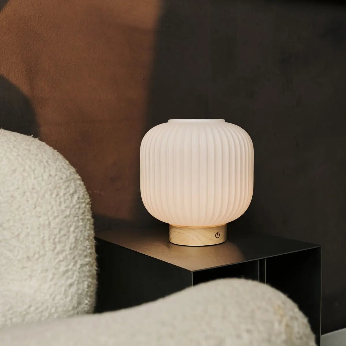 Détail de la lampe Lyla en bois d'hévéa et verre