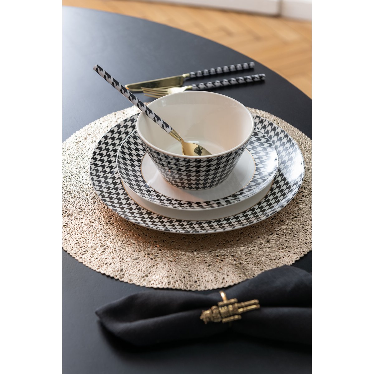 Assiette J-Line présentée sur une table élégante, ambiance raffinée