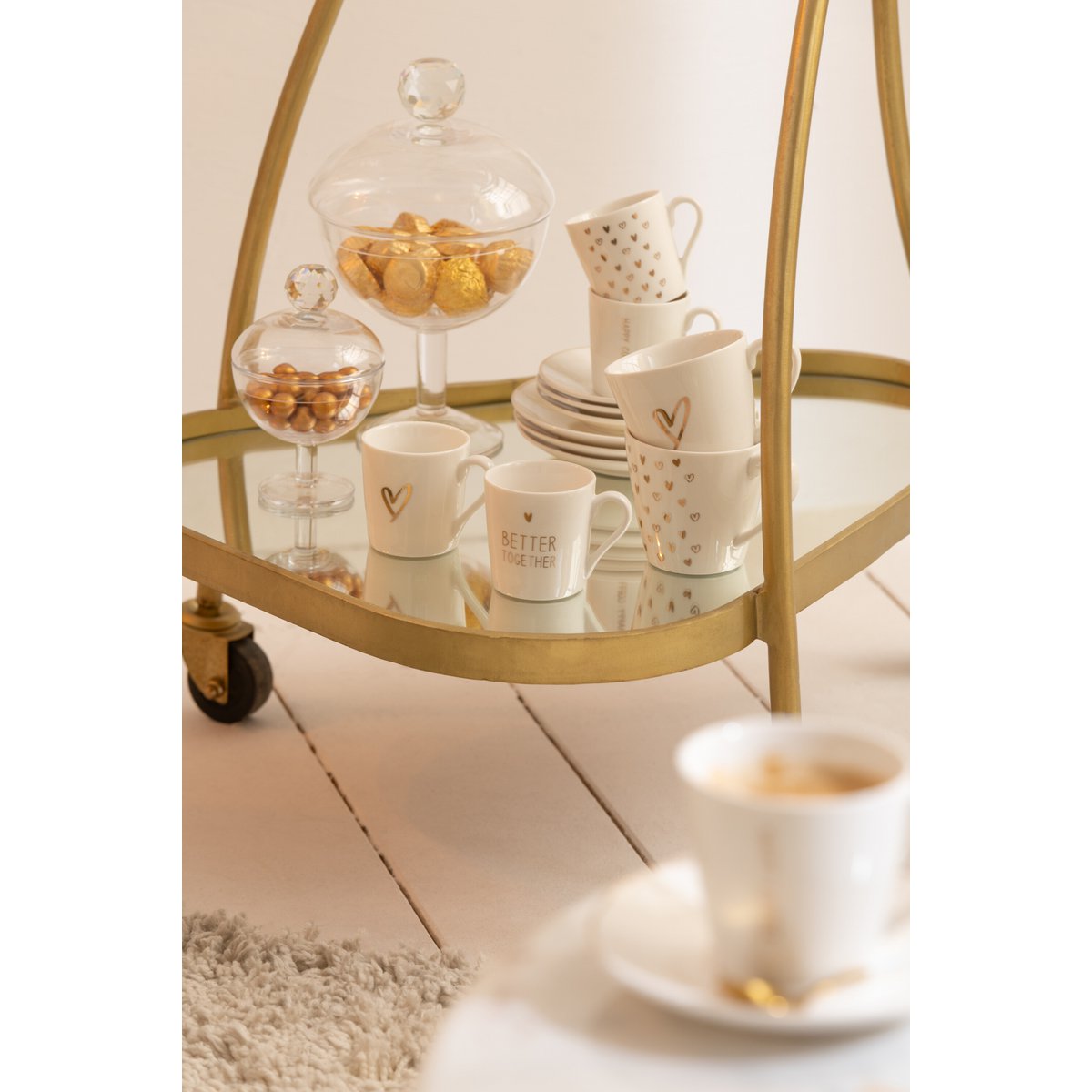 Chariot J-Line décoré avec des objets d'art de vivre