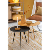 Table d'appoint J-Line en métal ocre dans un salon élégant