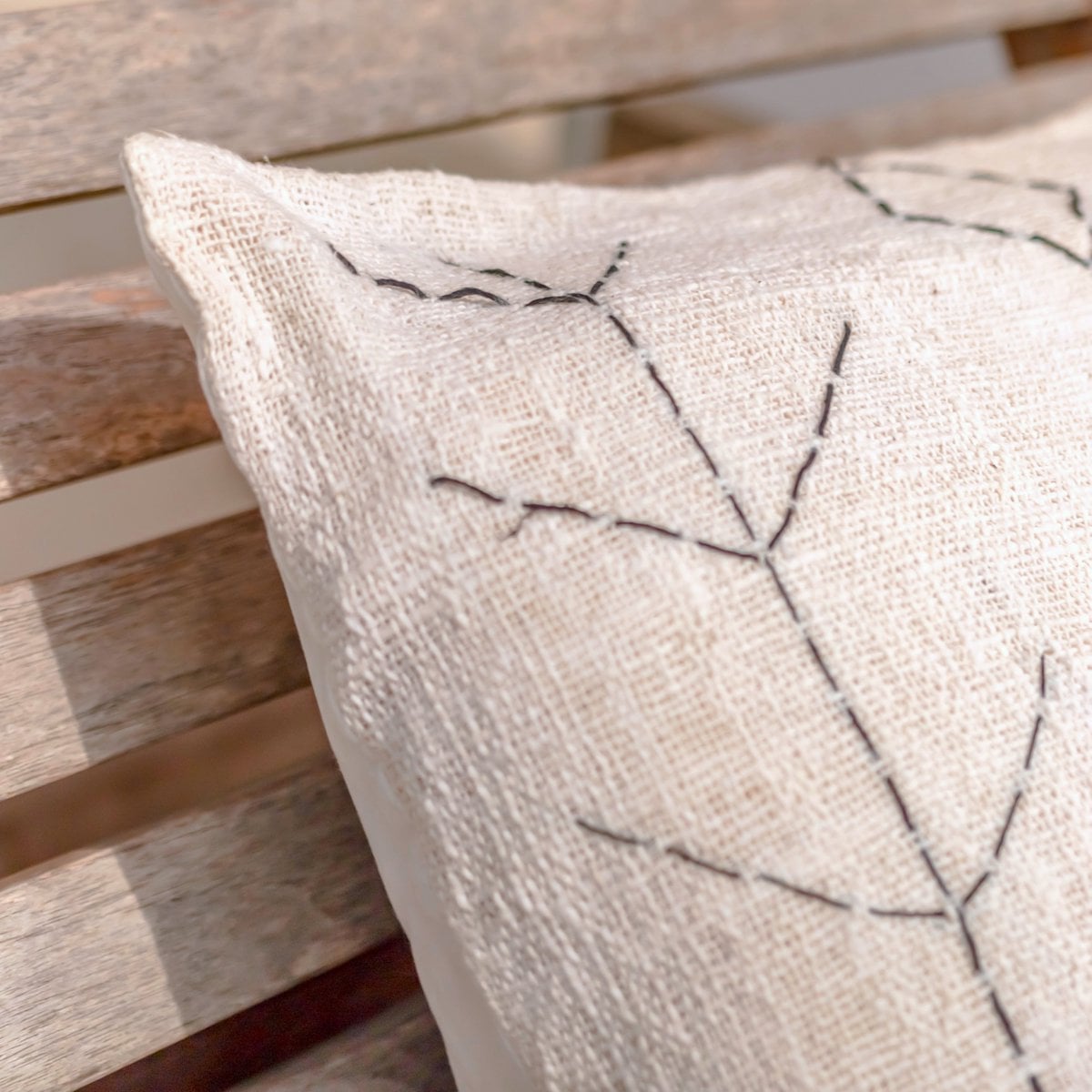 Housse de coussin SERAJA en coton tissé à la main avec motifs délicats