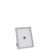 Cadre photo J-Line en bois gris clair, mise en situation dans un salon