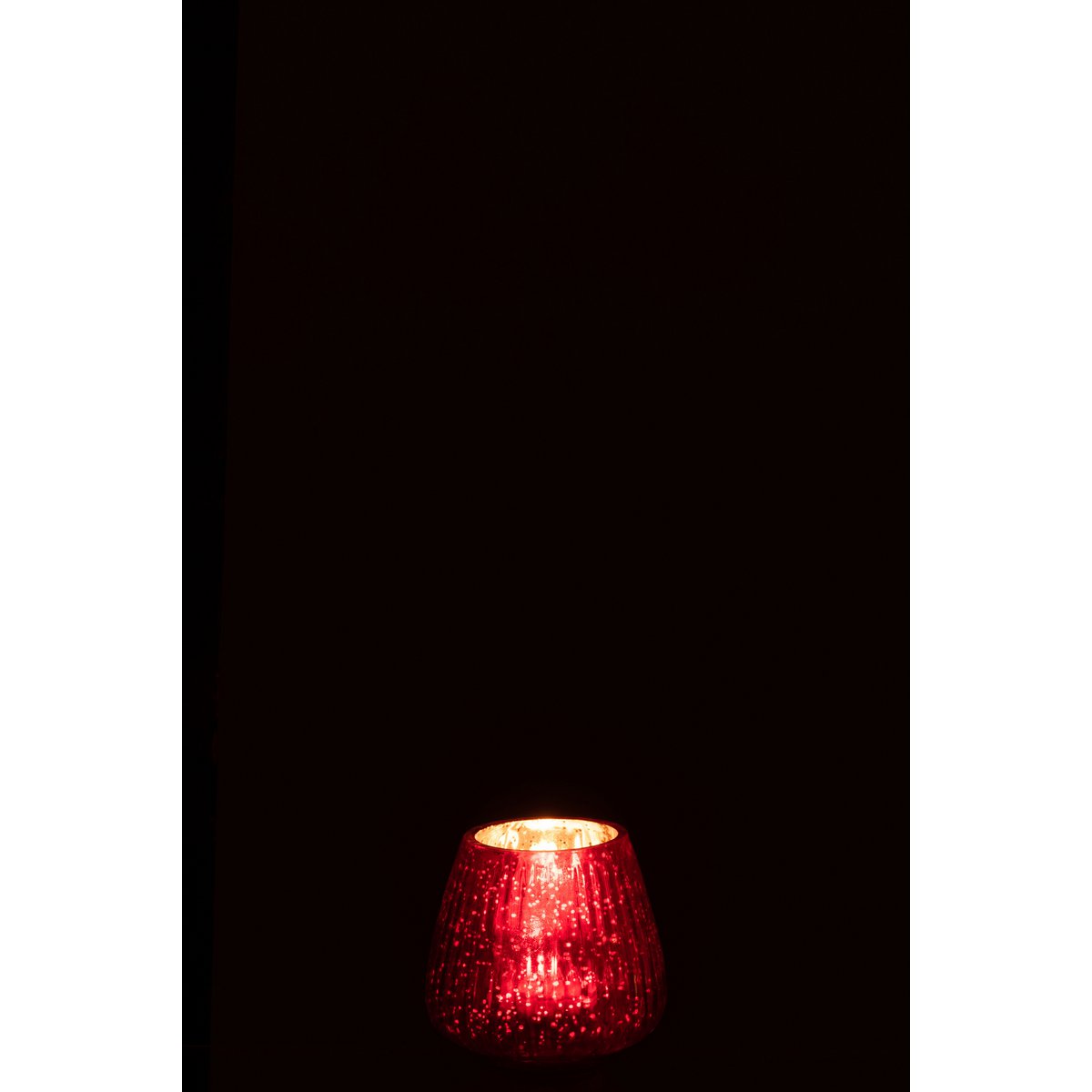 Vue rapprochée du photophore J-Line Ribbed en verre rouge