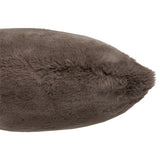 Coussin J-Line Cutie taupe en polyester sur canapé moderne