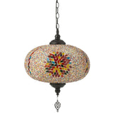 Lampe J-Line suspendue dans un salon moderne