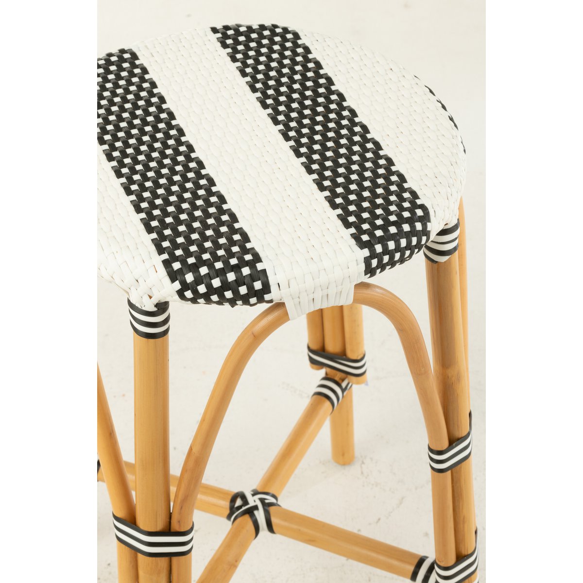 Tabouret de bar J-Line Live en situation dans un intérieur chic