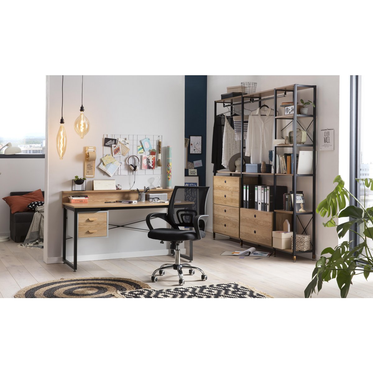 Étagère murale avec livres et objets de décoration