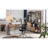 Étagère murale avec livres et objets de décoration