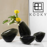 Vase KOOKY30GR avec des fleurs, ajoutant une touche de luxe à l'intérieur