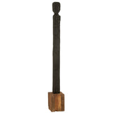 Détail de la statue Kuru J-Line, finition en bois élégant