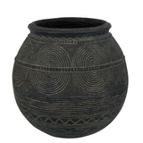 Vase Kruik Circle J-Line en ciment noir et brun, vue de face.