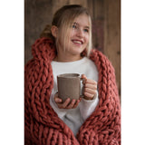 Tasse J-Line Louise en céramique cognac, détail du bord
