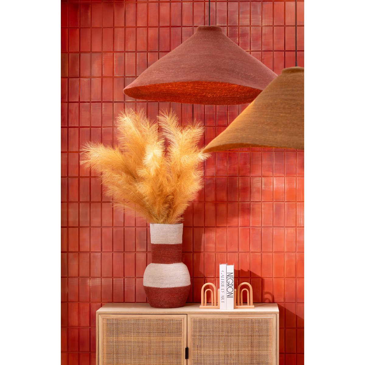 Lampe J-Line sur fond neutre, mettant en valeur ses couleurs