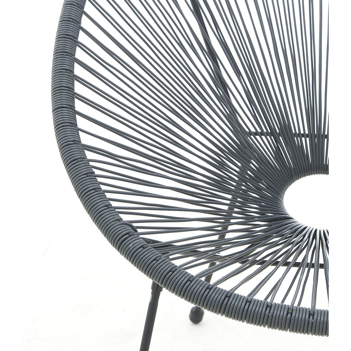Chaise en rotin moderne noire, vue latérale montrant le design scandinave