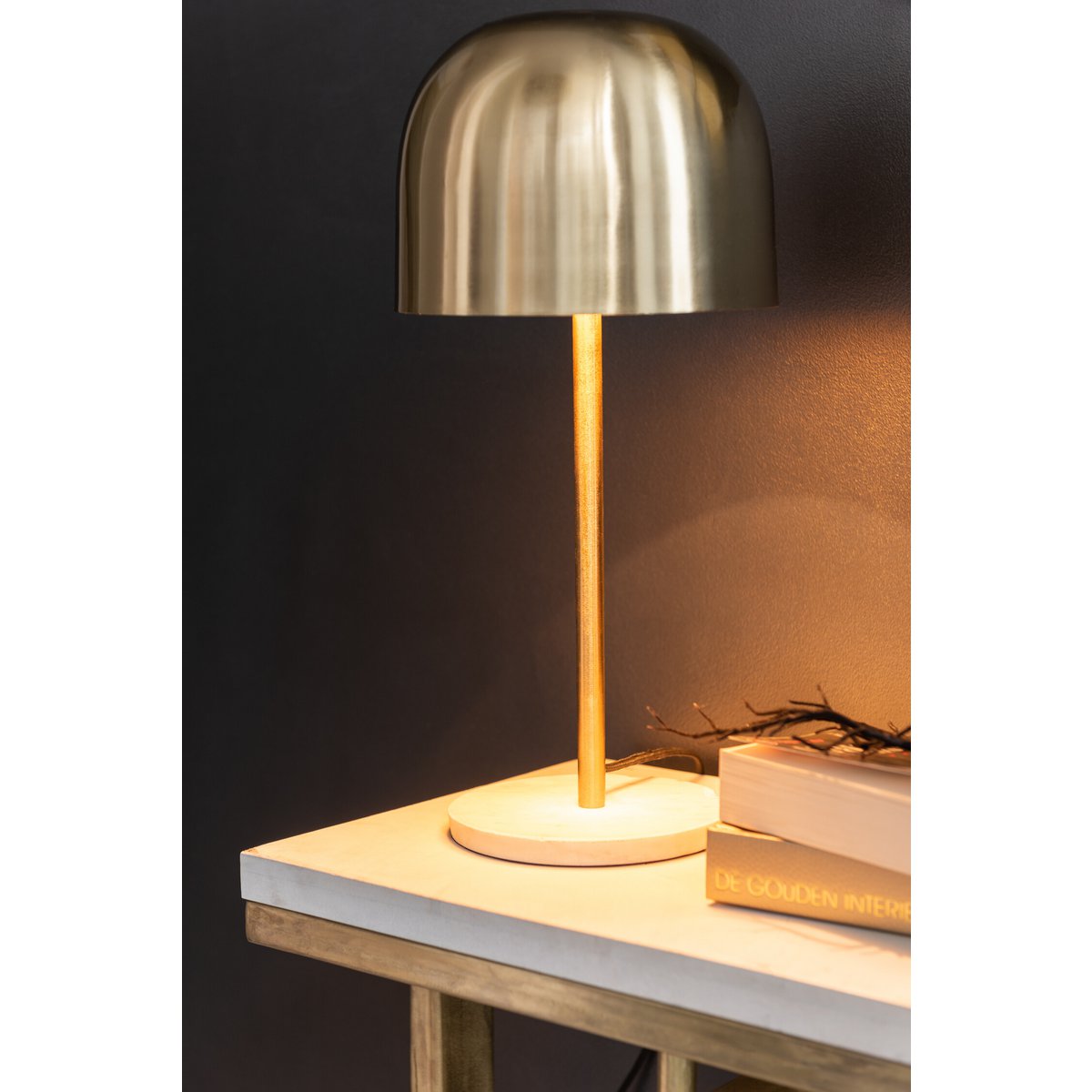 Vue latérale de la lampe J-Line Queen, métal doré et marbre