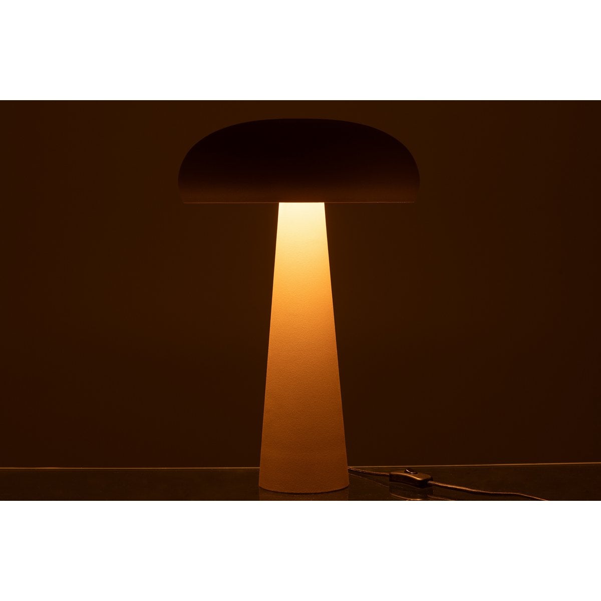 Détail de la lampe de table J-Line taupe, finition élégante