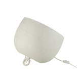 Lampe de table J-Line sur une table de salon