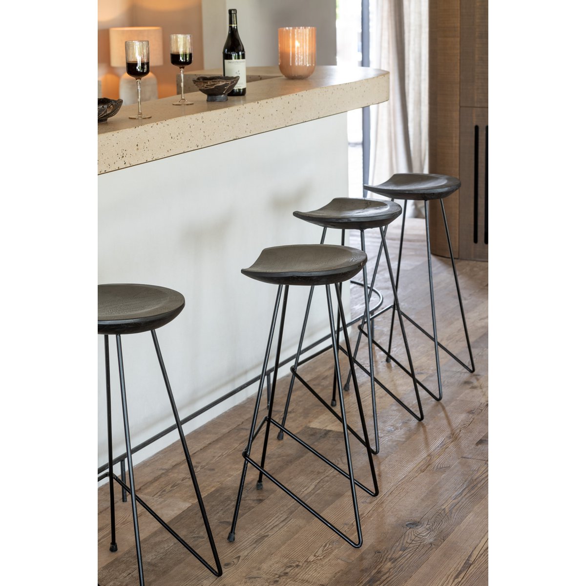 Chaise de bar J-Line en situation dans une cuisine
