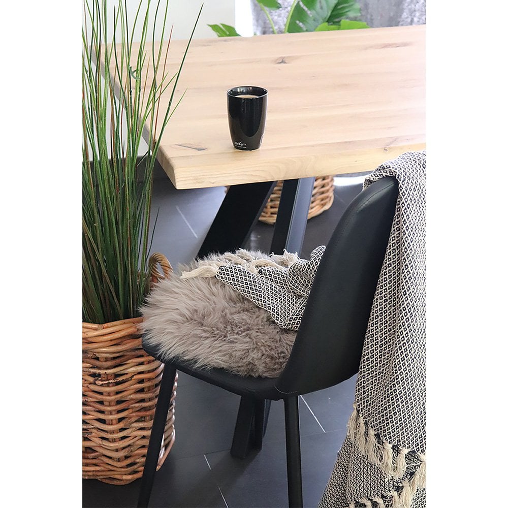 Détail de la texture douce du coussin en peau d'agneau