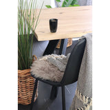 Détail de la texture douce du coussin en peau d'agneau