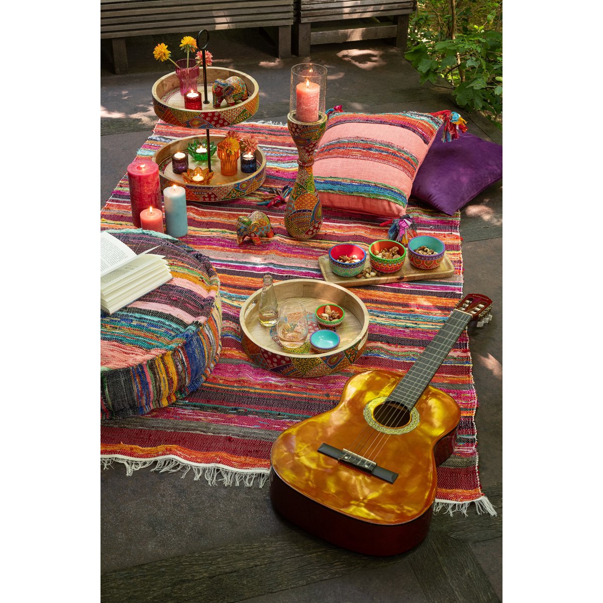 Plateau J-Line avec des objets décoratifs, style élégant