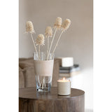 Vase Delph en situation dans un salon moderne, mettant en valeur des fleurs