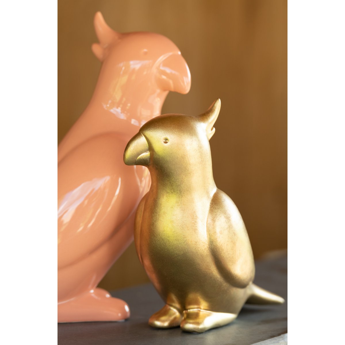 Figurine cacatoès en céramique dorée de J-Line, vue de face
