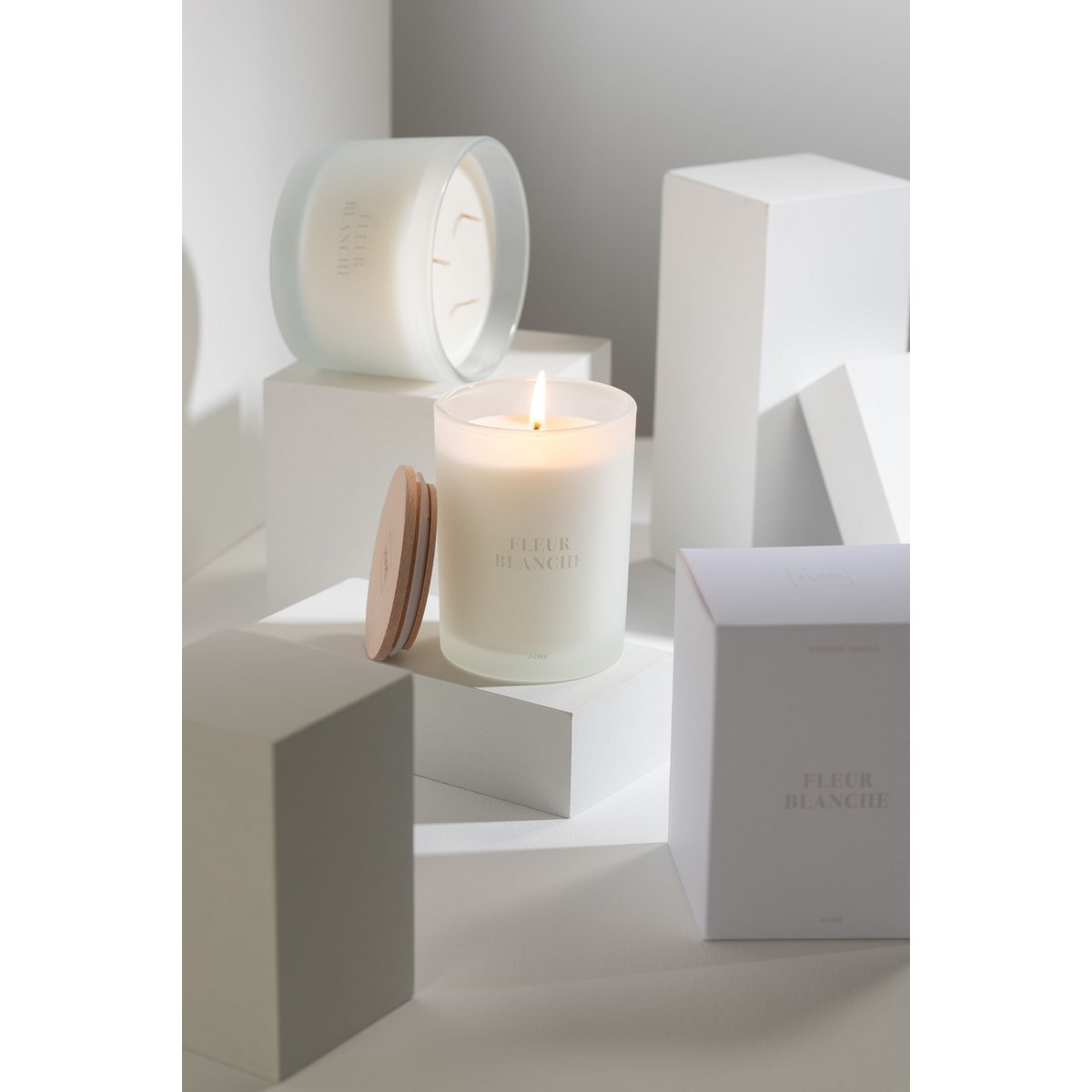 Bougie parfumée Fleur Blanche entourée de fleurs