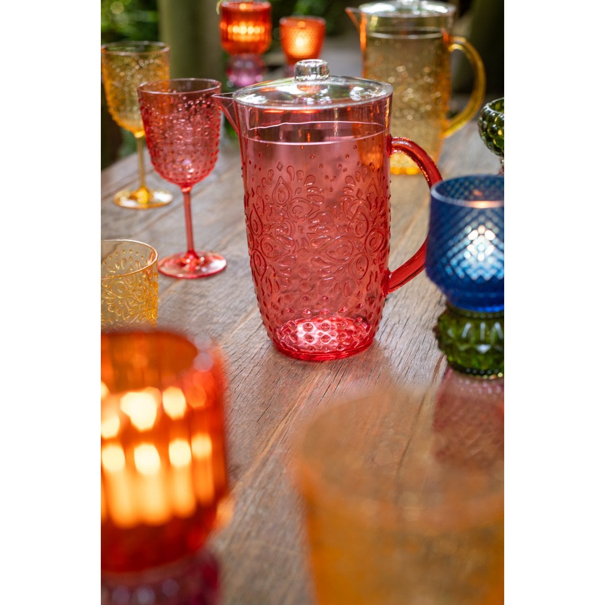 Carafe J-Line rouge sur une table élégante
