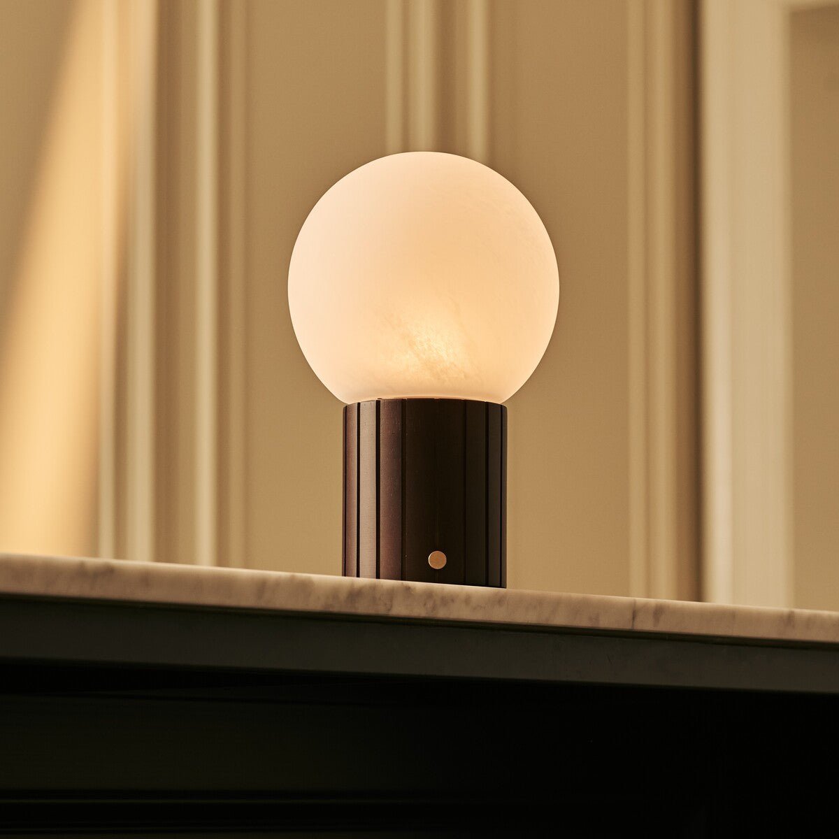 Détail de la base en bois d'hévéa de la lampe Nadine