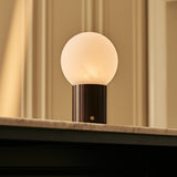 Détail de la base en bois d'hévéa de la lampe Nadine